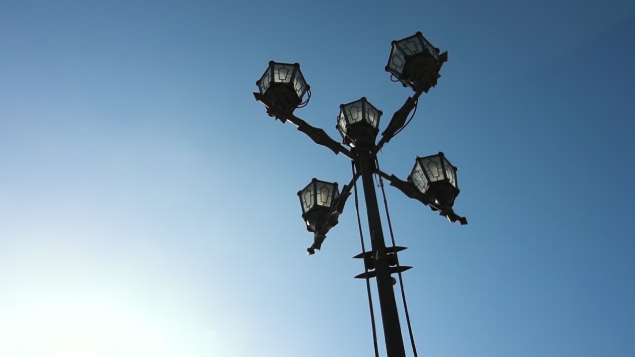 lámpara de calle de cuatro lámparas contra un cielo azul claro