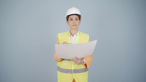 el ingeniero escucha a la cámara y no aprueba.