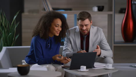 Multiethnic-business-couple-working-in-modern-office