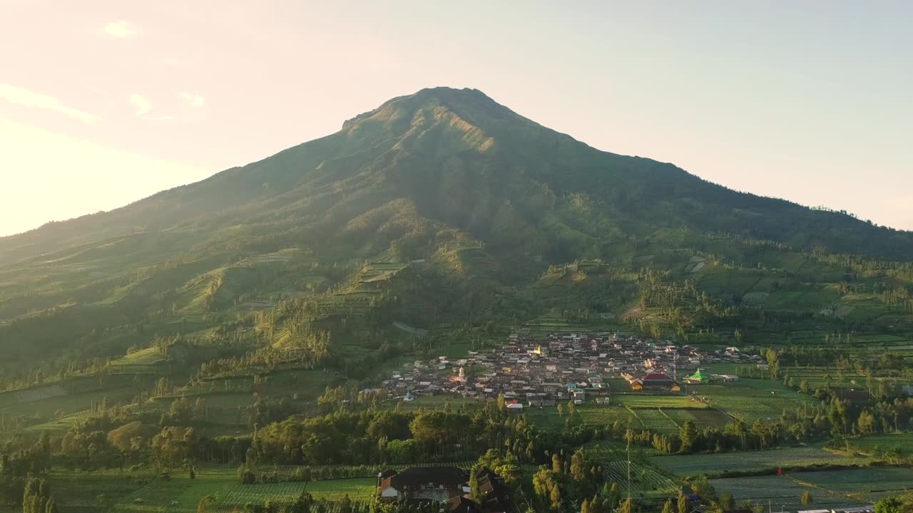 monte sumbing con vistas al campo, el campo y las plantaciones de tabaco