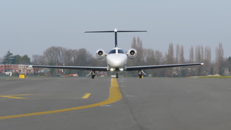 Privatflugzeug-Vom-Typ-C510-Mustang,-Das-Auf-Der-Landebahn-Des-Antwerpener-Terminals-Ankommt,-Nähert-Sich-Der-Kamera