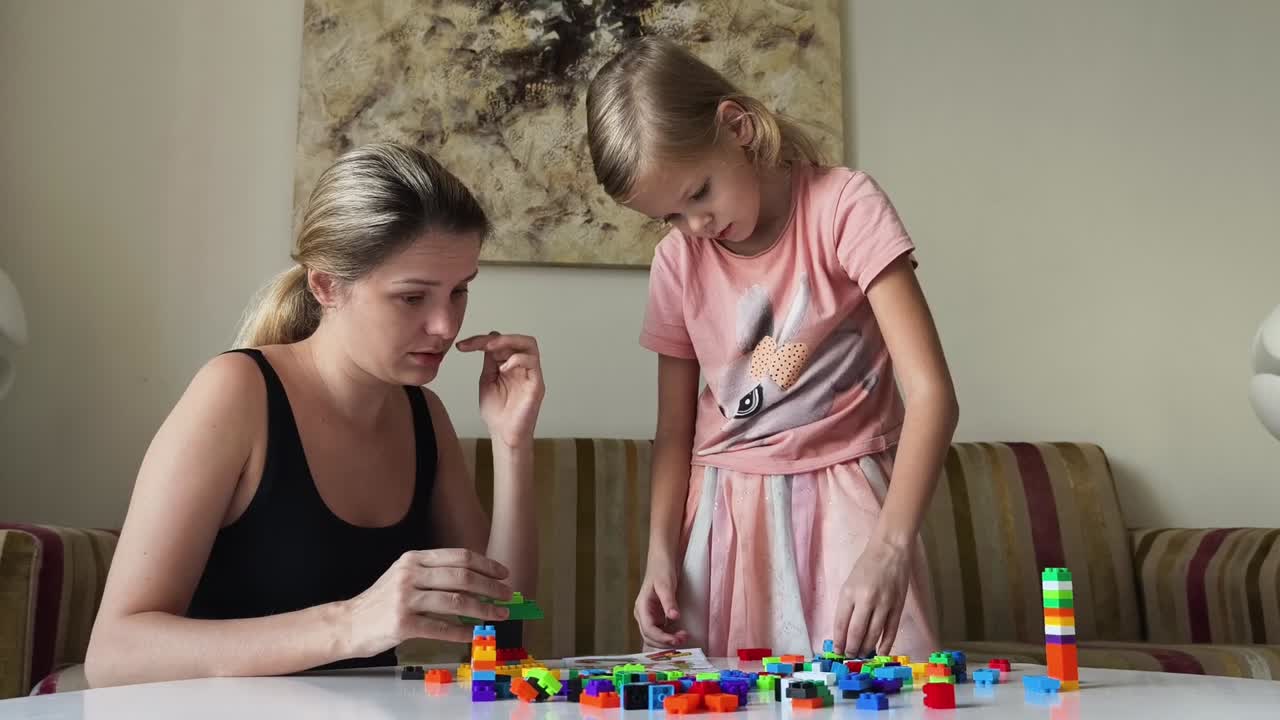 madre e hija jugando con bloques de construcción