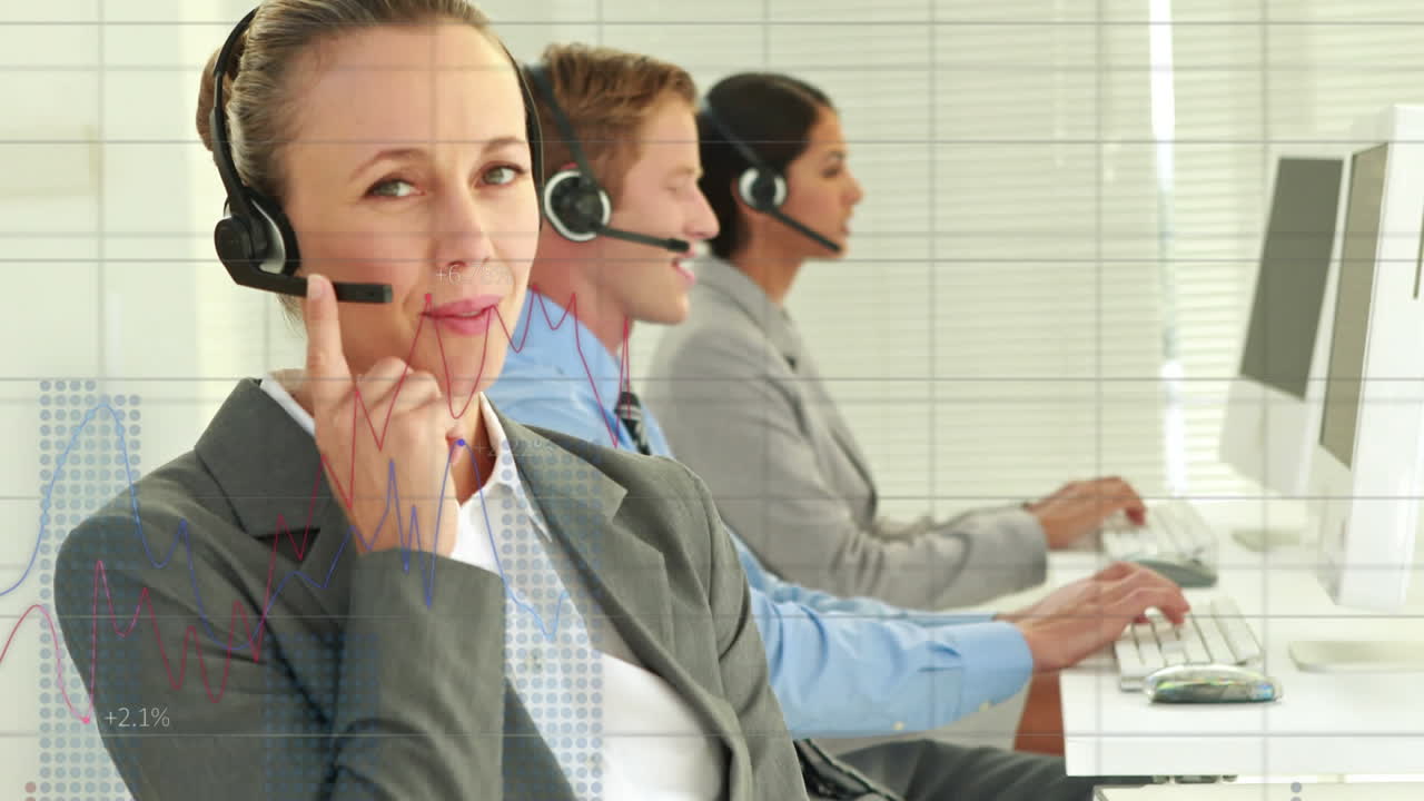 animación del procesamiento de datos sobre personas que usan auriculares telefónicos