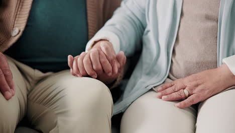 una pareja de ancianos tomados de la mano.