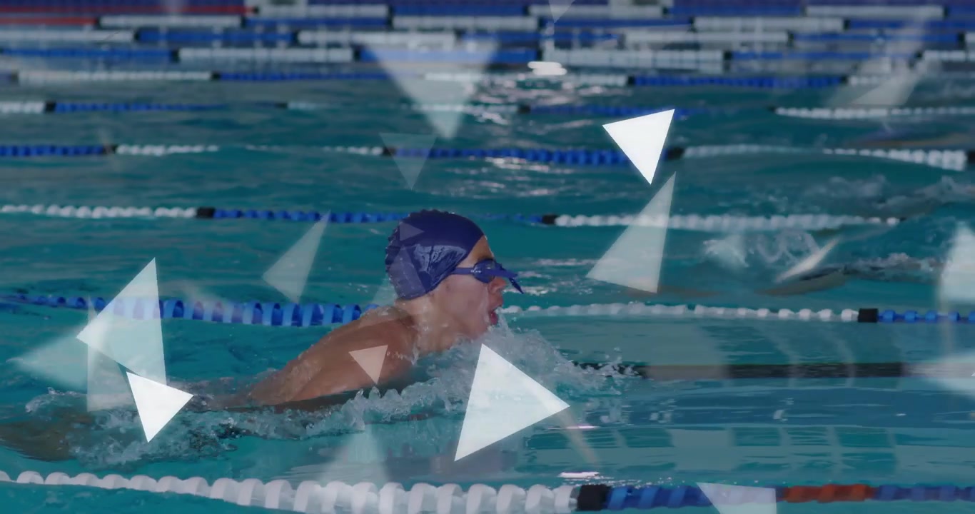 Nageur au bonnet bleu prenant appui sur le mur et nageant dans un couloir, avec des triangles superposés améliorant les visuels sportifs.