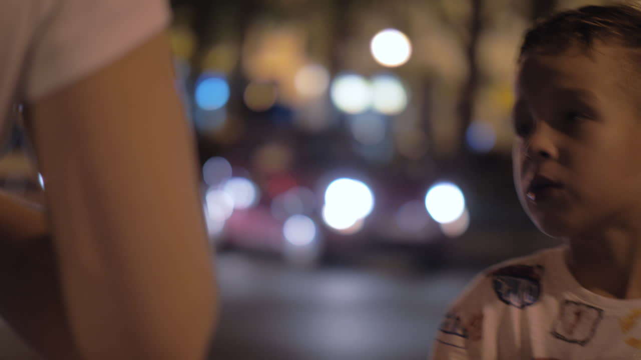 niño y su familia en la ciudad de la noche