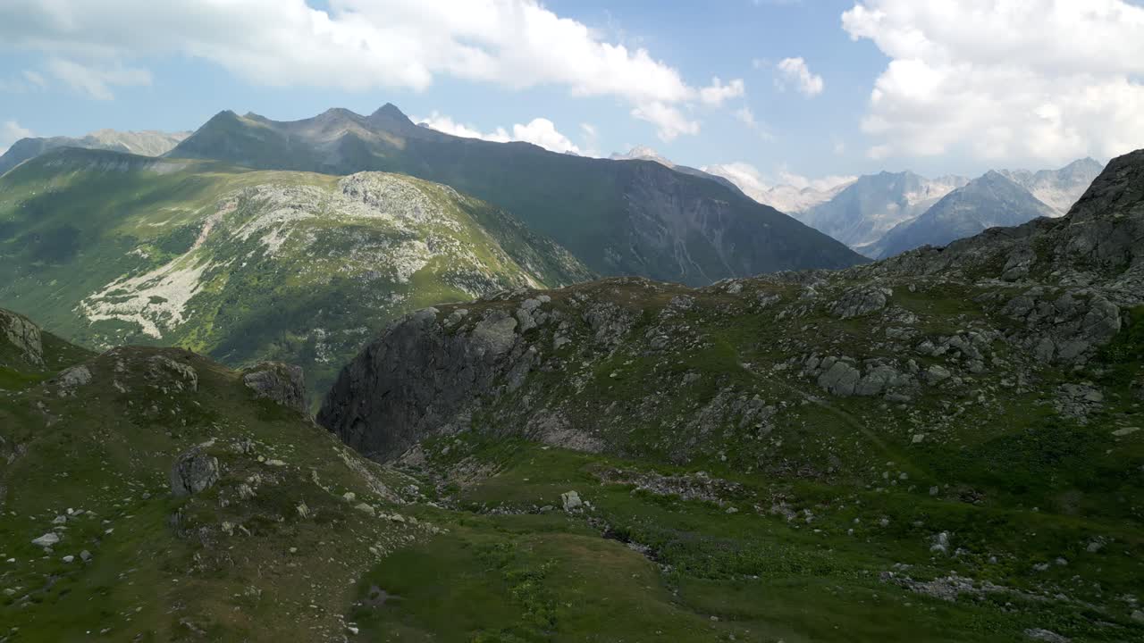 cordillera de los alpes berneses durante el día en suiza