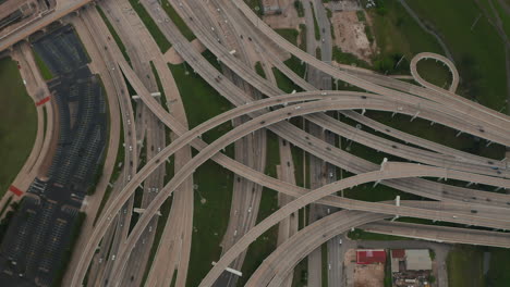 Vista-Aérea-De-Pájaros-Vista-De-Arriba-Hacia-Abajo-De-Una-Gran-Y-Compleja-Intersección-De-Carreteras-De-Varios-Carriles.-Construcción-De-Transporte-Multinivel.-Carretera-Muy-Transitada-En-Horas-Pico.-Dallas,-Texas,-Nosotros