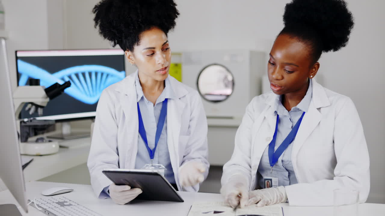 tableta, hablando y mujeres en un laboratorio para la ciencia