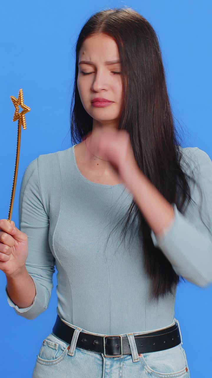 Magica strega giovane donna che gesticola con la bacchetta magica facendo si avverino i desideri lanciando incantesimi magici