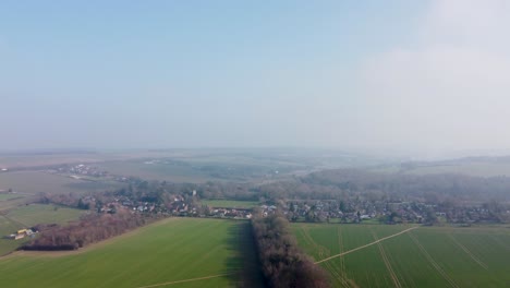 vuelo de drones sobre la línea de bishopsbourne con cielo azul