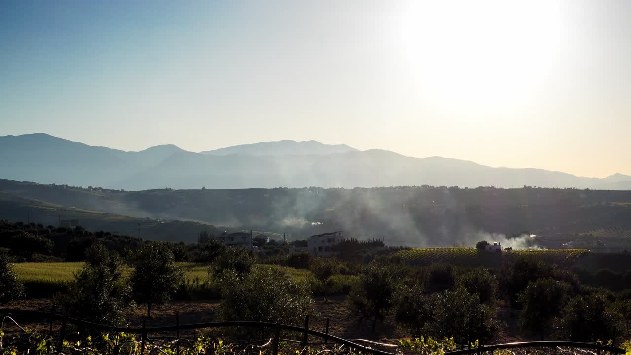 그리스 크레타의 해가 지는 동안 농장과 산의 실루