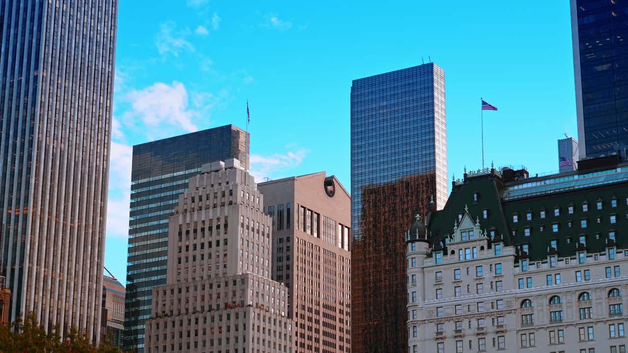 Grattacieli sopra Central Park. Alti edifici di Manhattan si ergono sopra gli alberi autunnali colorati di Central Park