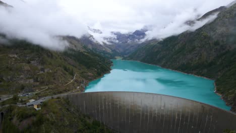 Disparo-De-Un-Dron-Volando-Hacia-Y-Sobre-La-Presa-Y-El-Embalse-De-Place-De-Moulin-En-La-Provincia-De-Aosta-En-Italia