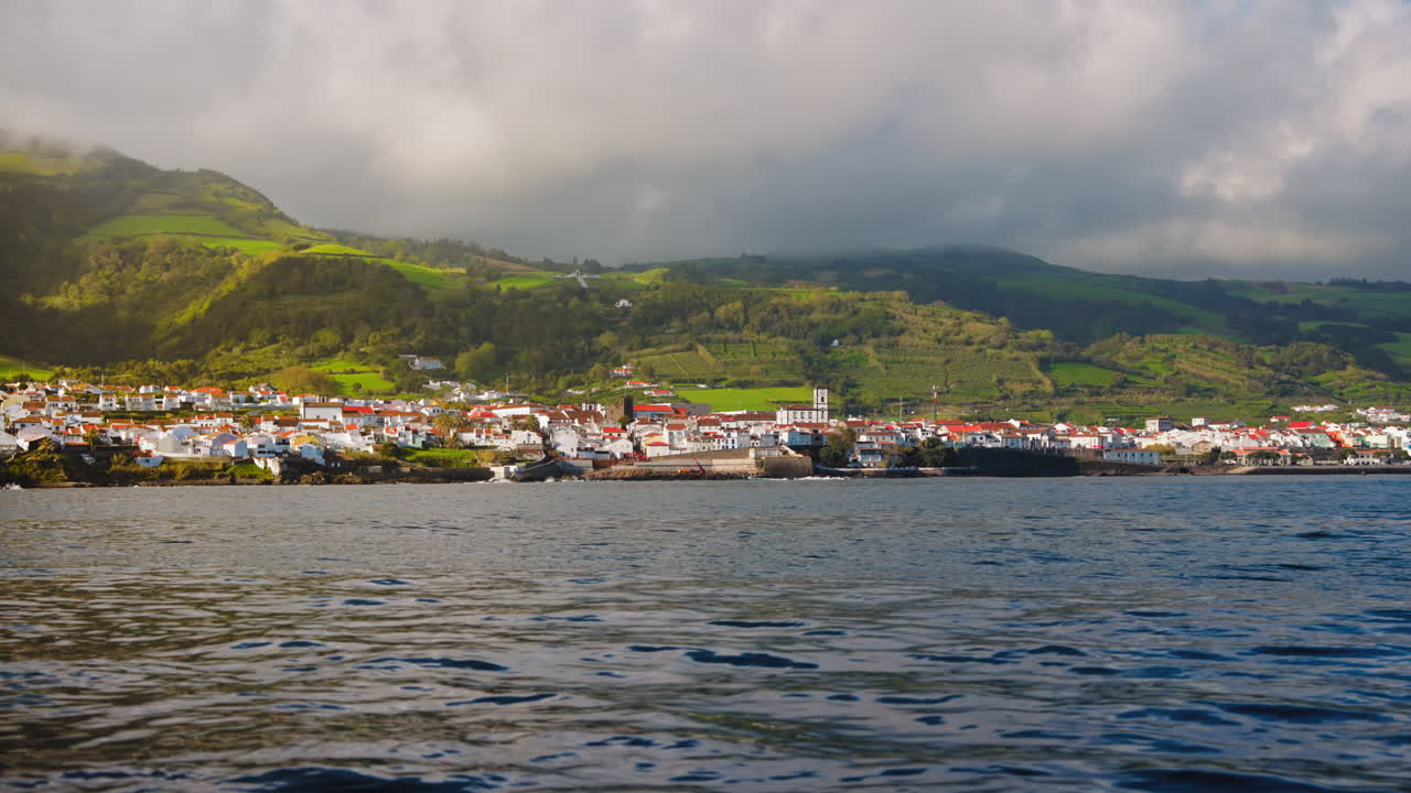 pintoresca vista desde el barco de la hermosa ciudad local de vila franco do campo, isla de sao miguel, azores - portugal