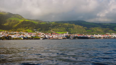 Malerische-Aussicht-Vom-Boot-Auf-Die-Wunderschöne-Stadt-Vila-Franco-Do-Campo,-Insel-Sao-Miguel,-Azoren---Portugal