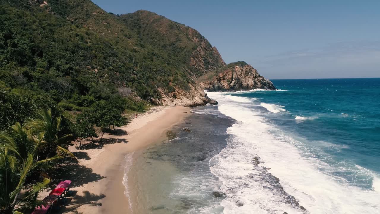 vista aérea sobre la bahía de la playa de cepe - estado de aragua, venezuela