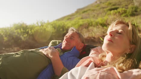 pareja de ancianos activos alargados en el bosque