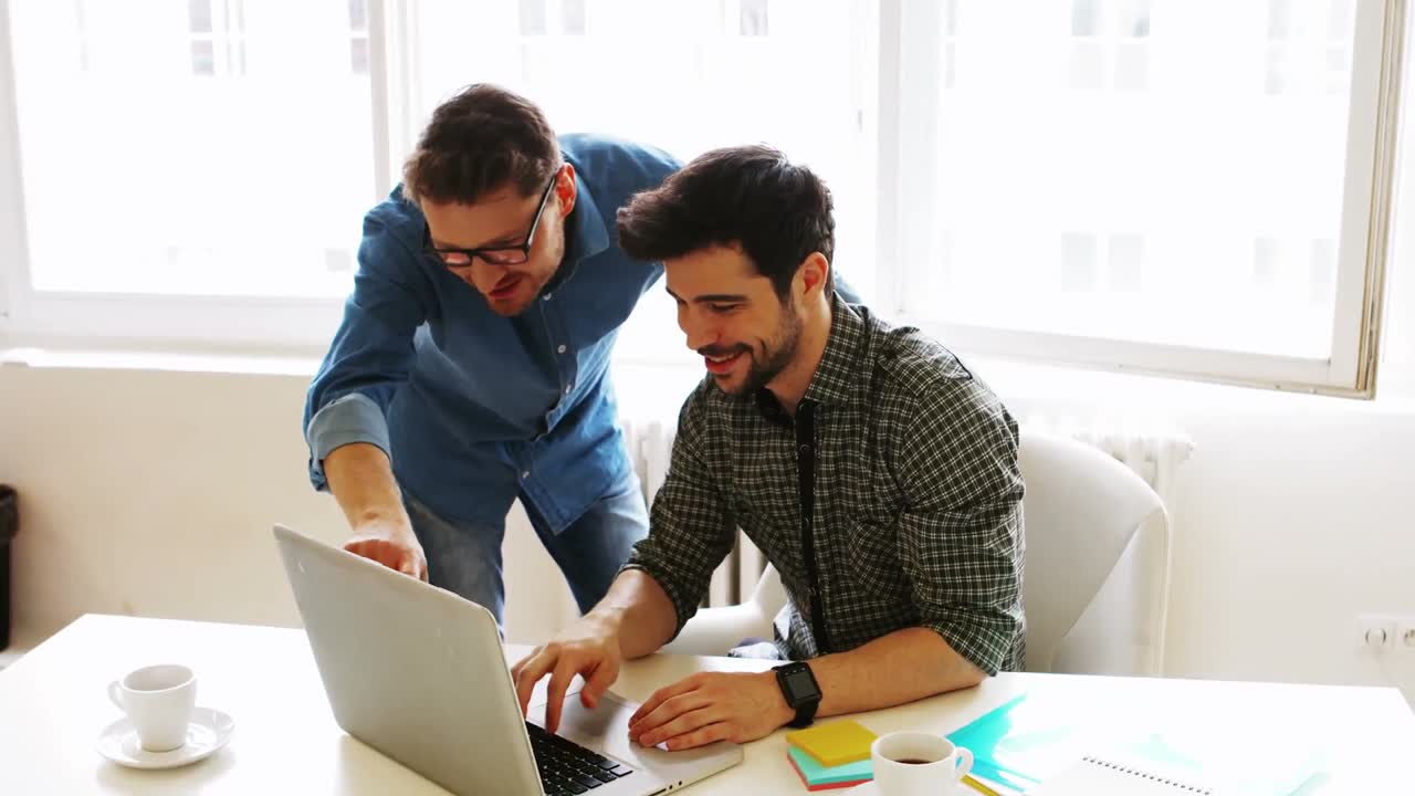 colegas ocasionales hablando juntos