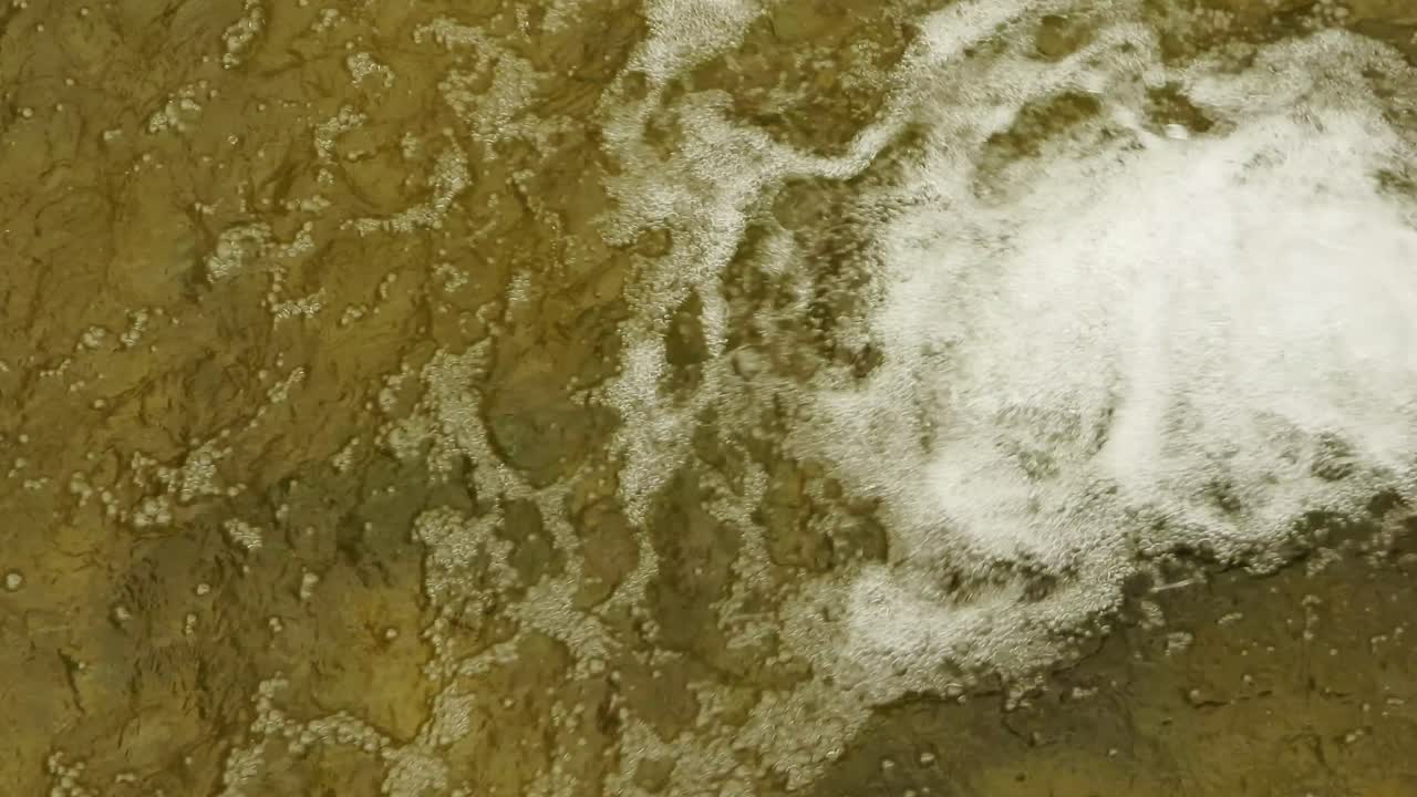 agua que cae sobre el fondo del suelo