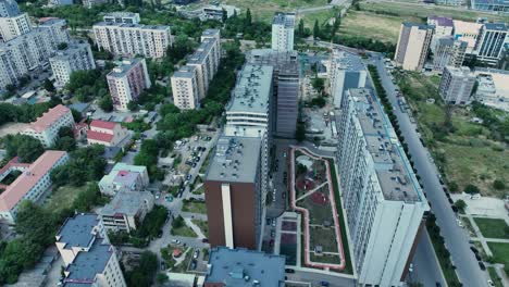 vista aérea que muestra la transición de los edificios urbanos de gran altura a los campos verdes rurales, ilustrando el contraste entre la ciudad y el campo