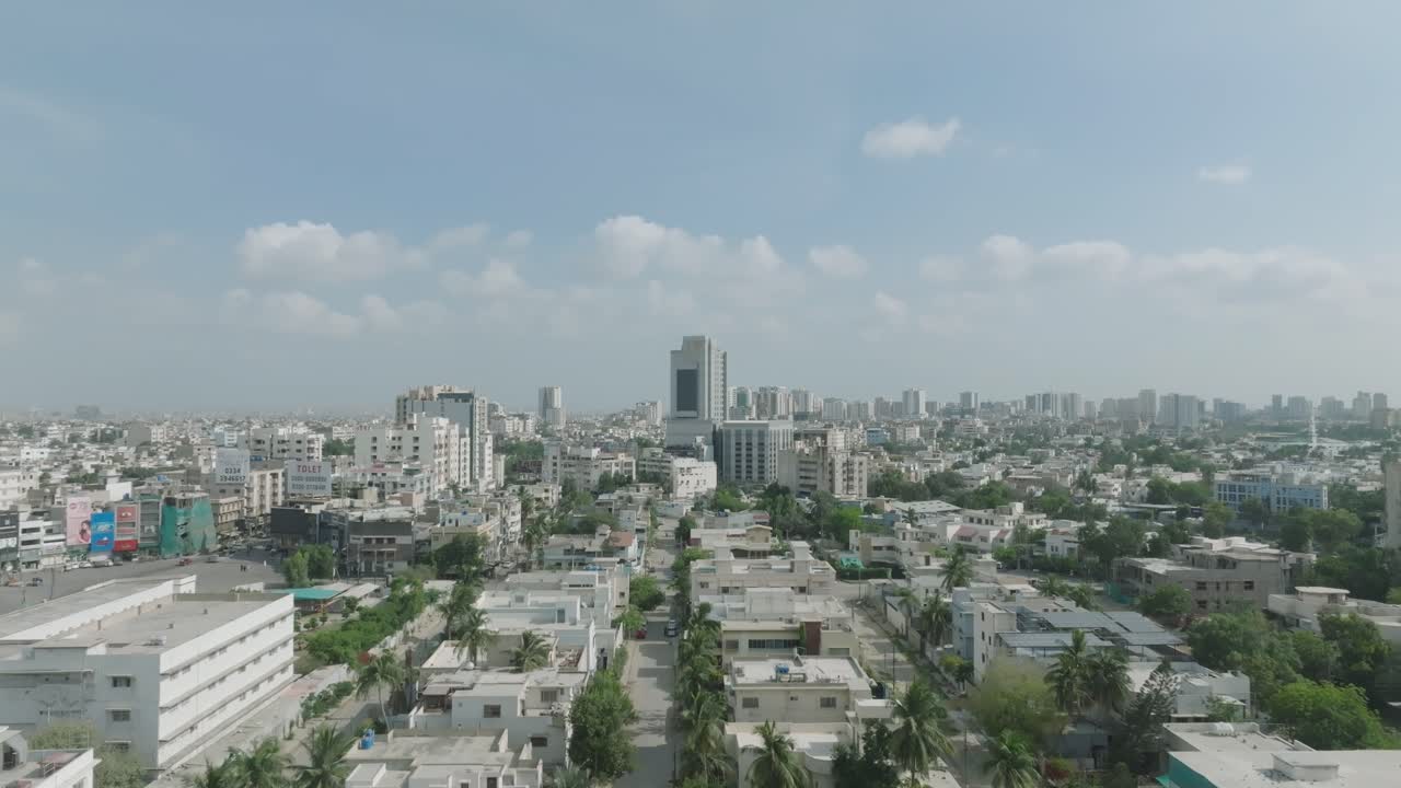 vista aérea del paisaje urbano de la ciudad de bahria en un día soleado
