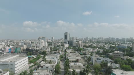 Vista-Aérea-Del-Paisaje-Urbano-De-La-Ciudad-De-Bahria-En-Un-Día-Soleado