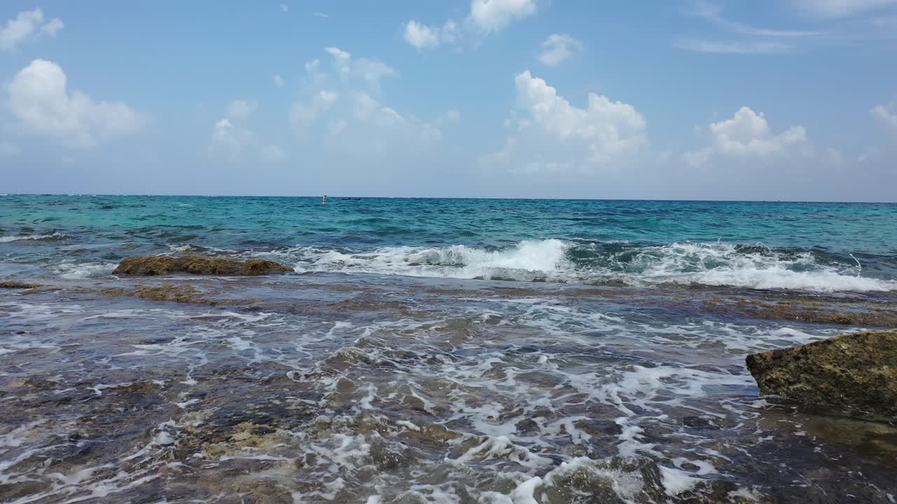 el panorama del mar azul del caribe chocando contra la costa rocosa