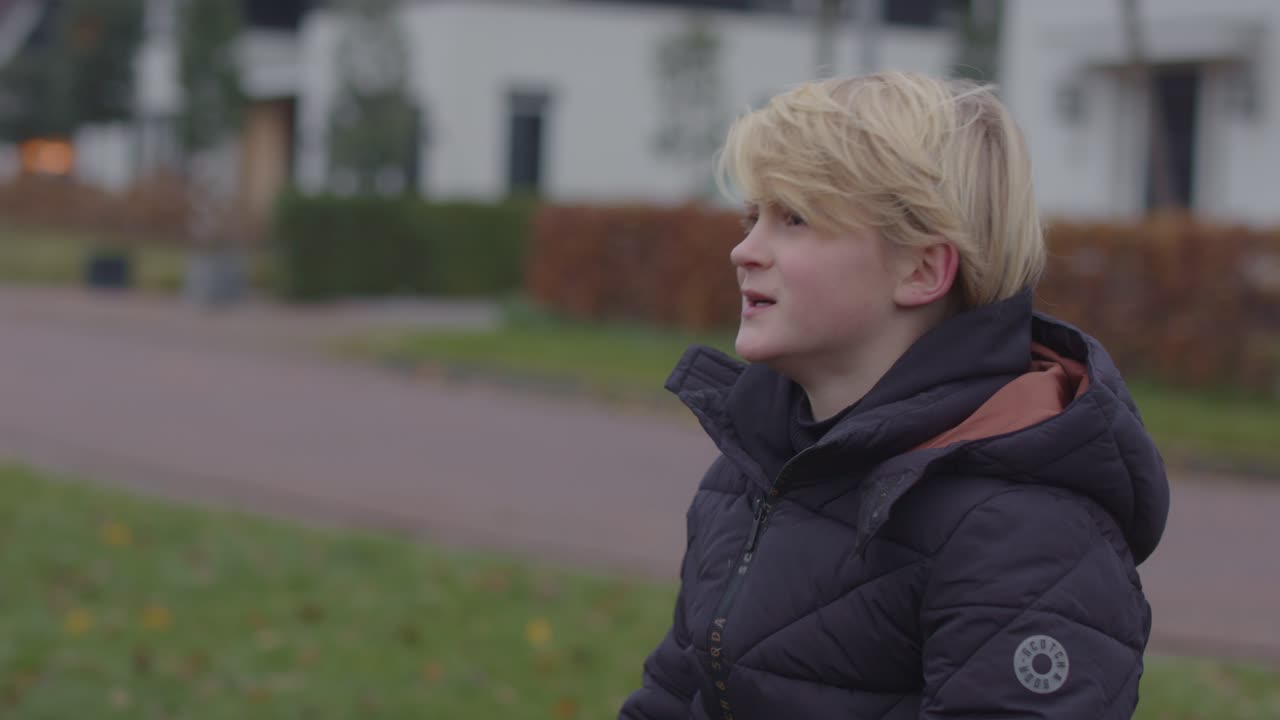 우는 교외 동네에서 슬픈 십 대 소년