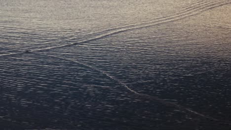 Las-Olas-Se-Cruzan-En-La-Dinámica-De-Fluidos-Oceánicos