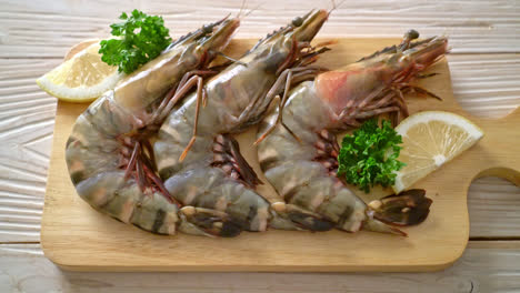 fresh-tiger-prawn-or-shrimp-on-wood-board