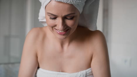 Vista-Frontal-De-Una-Mujer-Lavándose-La-Cara-Con-Agua-En-El-Baño.