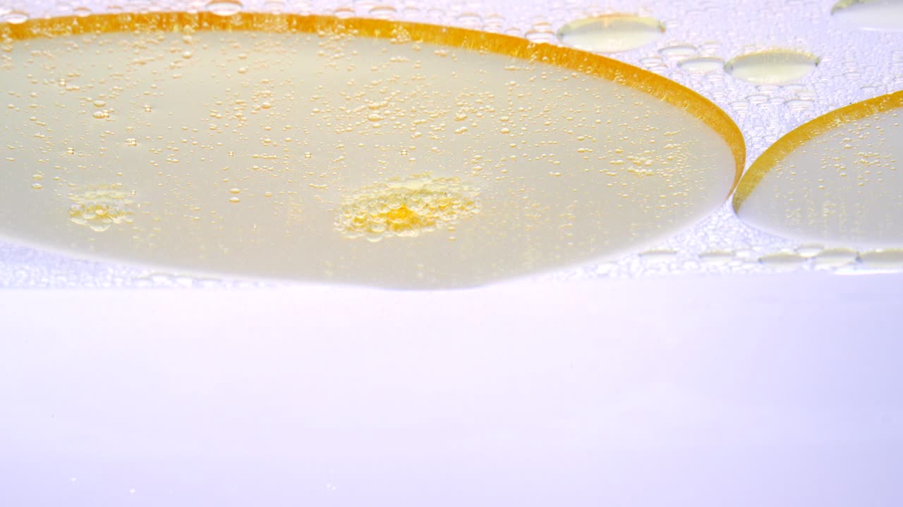 물 표면에 떠다니는 노란색 기름.