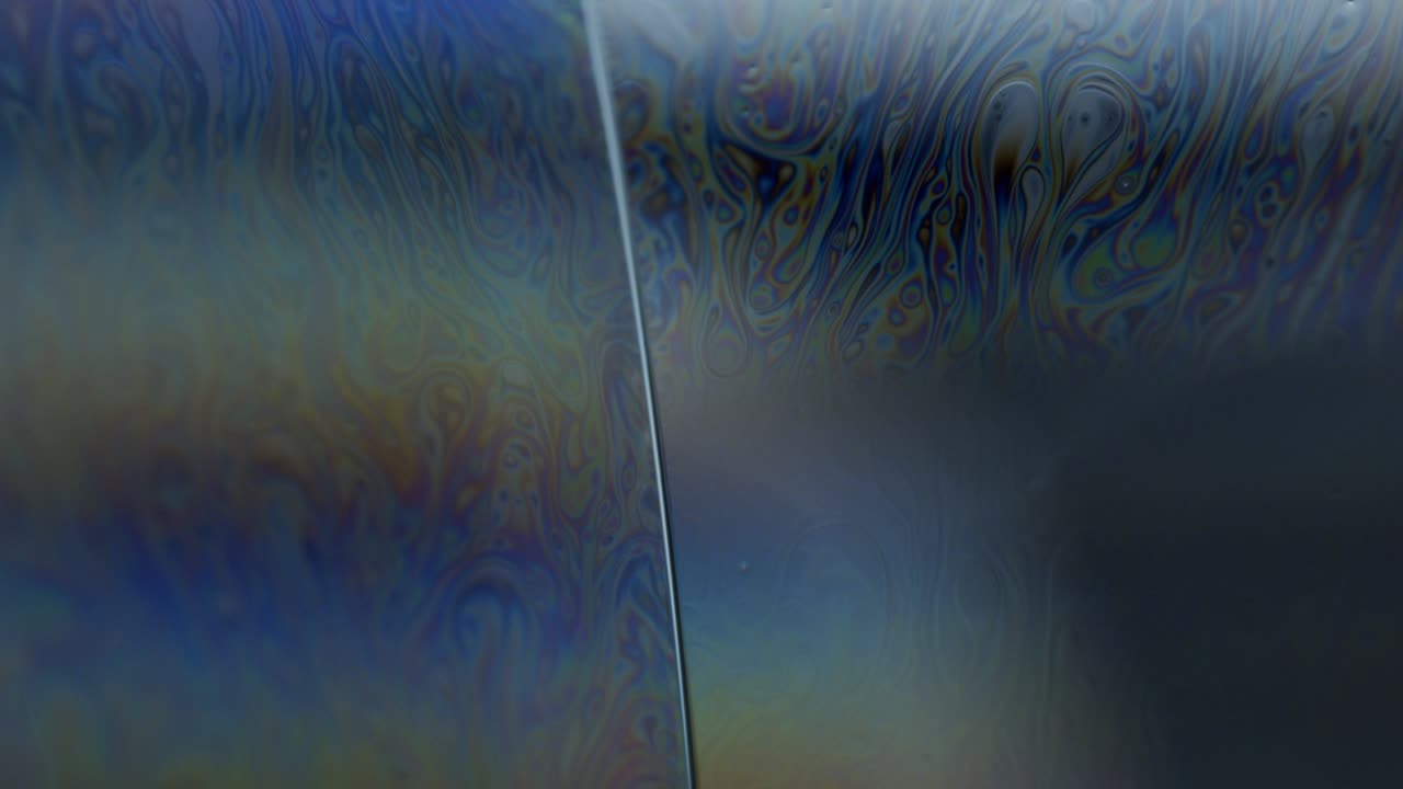 красочные полосы линий на поверхности мыльного пузыря: макроабстракт