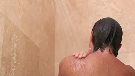 una mujer tomando una ducha.