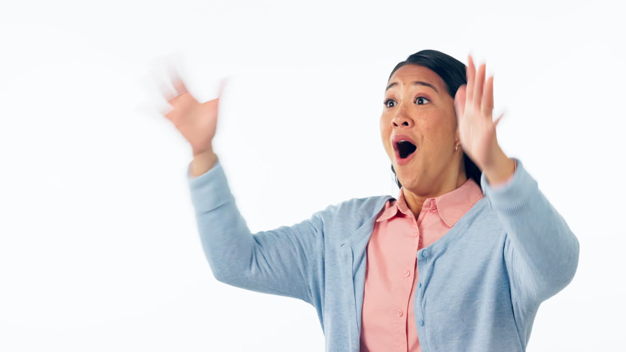 와우, 흥분하고 스튜디오에서 여성의 놀라움