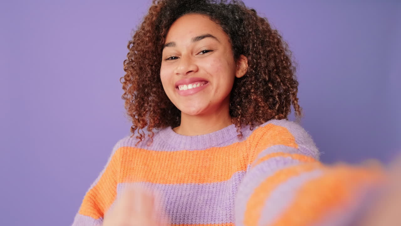Ragazza felice che saluta e manda un bacio in un video selfie