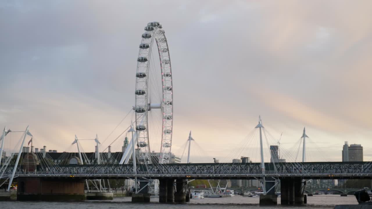 해가 지는 런던 아이