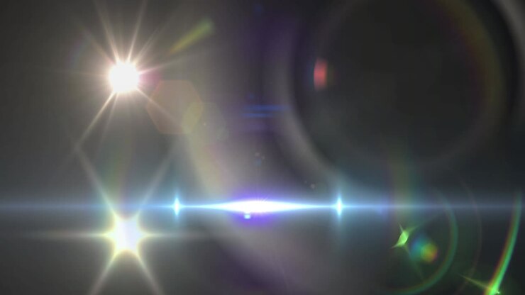 Animazione di un riflettore con bagliore dell'obiettivo e raggio di luce che si muove su uno sfondo scuro