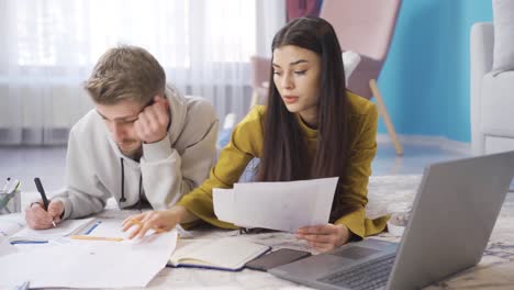 estudiantes universitarios trabajando. una joven inteligente y un joven.