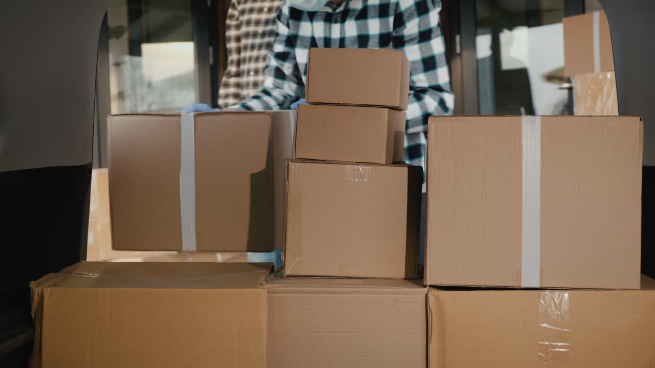 el personal del almacén descarga cajas de medicamentos