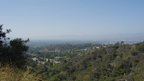 Toma-Panorámica-Desde-La-Ladera-De-La-Montaña-De-La-Ciudad-En-El-Valle-En-Las-Colinas-De-Hollywood-En-El-Sur-De-California