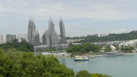 Bukit-Chermin-Promenadengebäude,-Blick-Von-Der-Insel-Sentosa,-Singapur,-Pier,-Bucht,-Kreuzfahrtyacht,-Fluss,-Meer