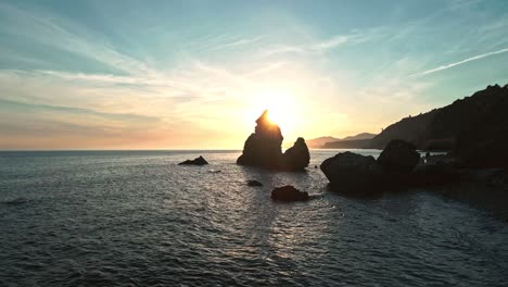 toma aérea de la silueta de los pilares de roca durante la puesta de sol