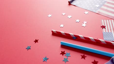 banderas nacionales de los estados unidos con estrellas y pajas sobre fondo rojo con espacio de copia