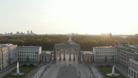 Antenne:-Brandenburger-Tor-Mit-Fast-Menschenleer-In-Berlin,-Deutschland-Aufgrund-Der-Coronavirus-covid-19-pandemie-Bei-Wunderschönem-Sonnenuntergangslicht