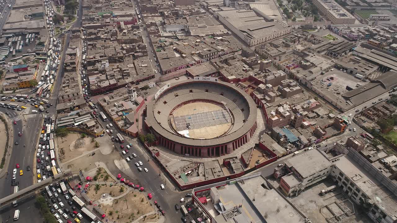 video aéreo de la plaza de toros de acho, el anillo de corrida de toro de acho. el más antiguo de américa en lima peru. video del centro de lima.