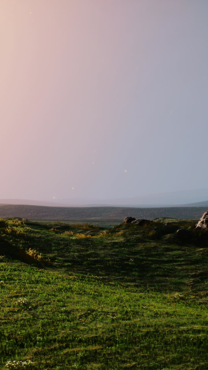 un campo pacífico con una hermosa puesta de sol en el fondo