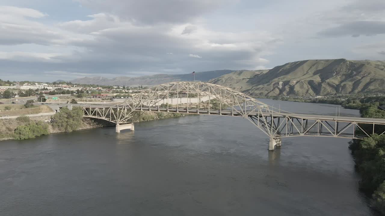tráfico de automóviles en el puente sobre el río columbia en wenatchee, estados unidos