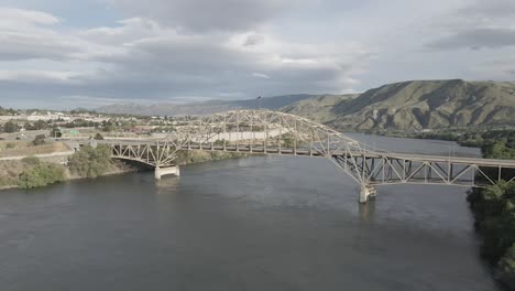 tráfico de automóviles en el puente sobre el río columbia en wenatchee, estados unidos